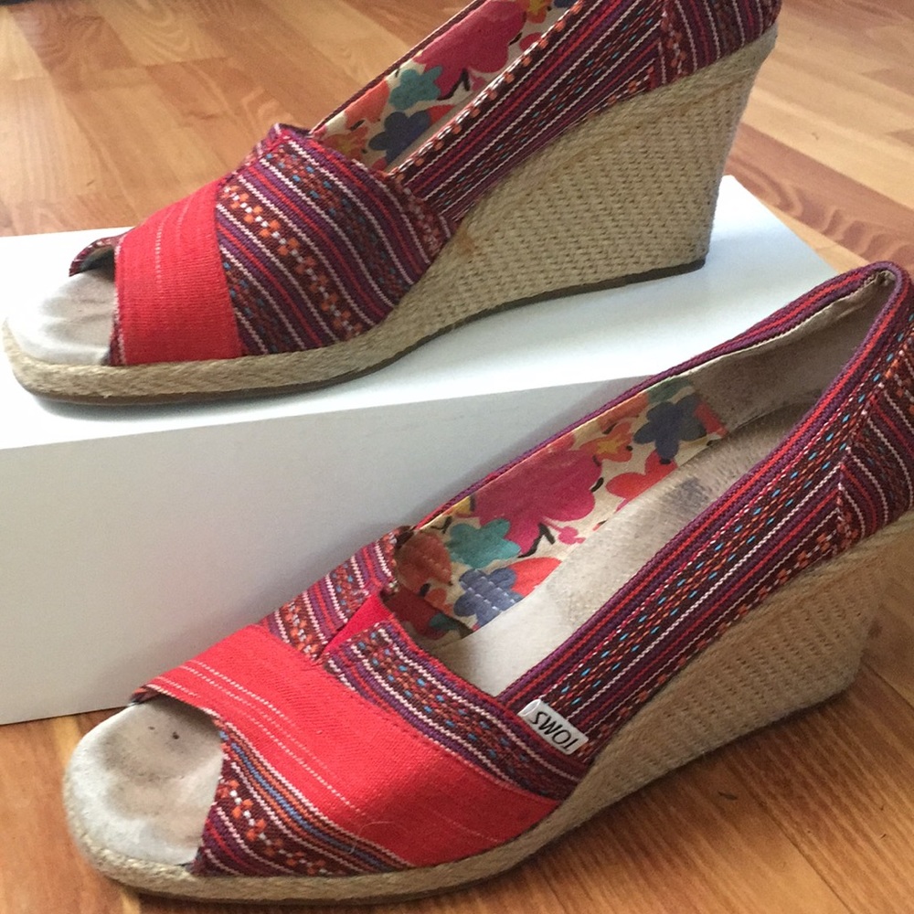 Tom’s Peep Toe Red Espadrille Wedge. Size 11
